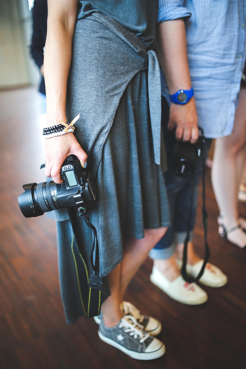 girl, woman, camera, dslr, hand, photography, workshop, women, people, fashion, bracelets, pearls, skirt